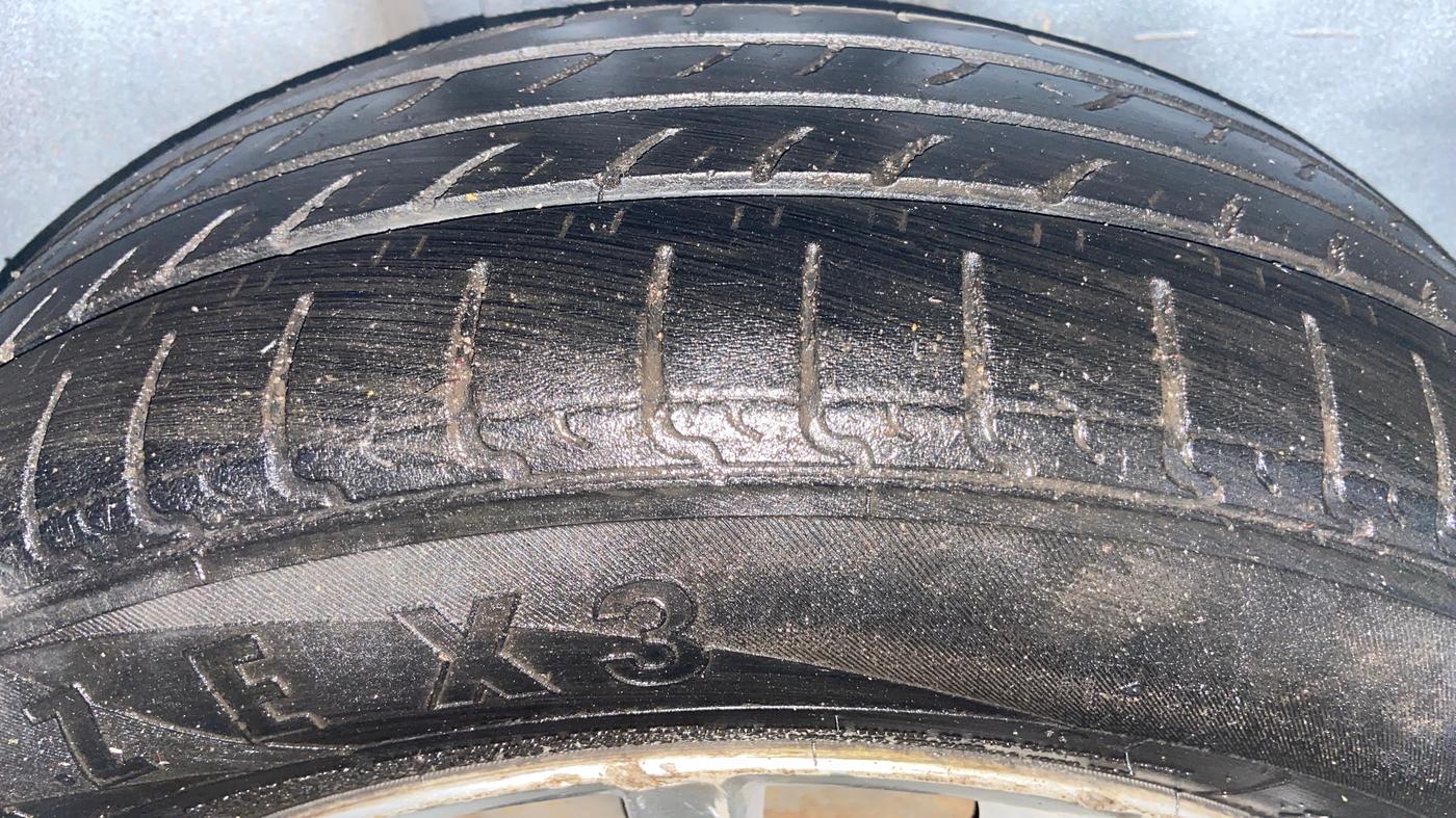 2016 Volkswagen Vento HIGHLINE 1.5 AT, Diesel, Automatic, 1,88,179 km, Right Rear Tyre Tread