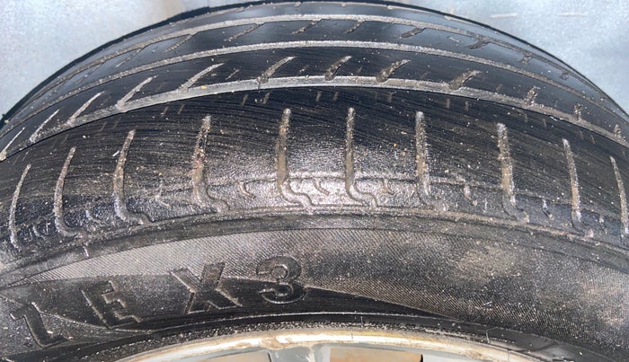 2017 Volkswagen Vento HIGHLINE 1.5 AT, Diesel, Automatic, 1,88,179 km, Right Rear Tyre Tread