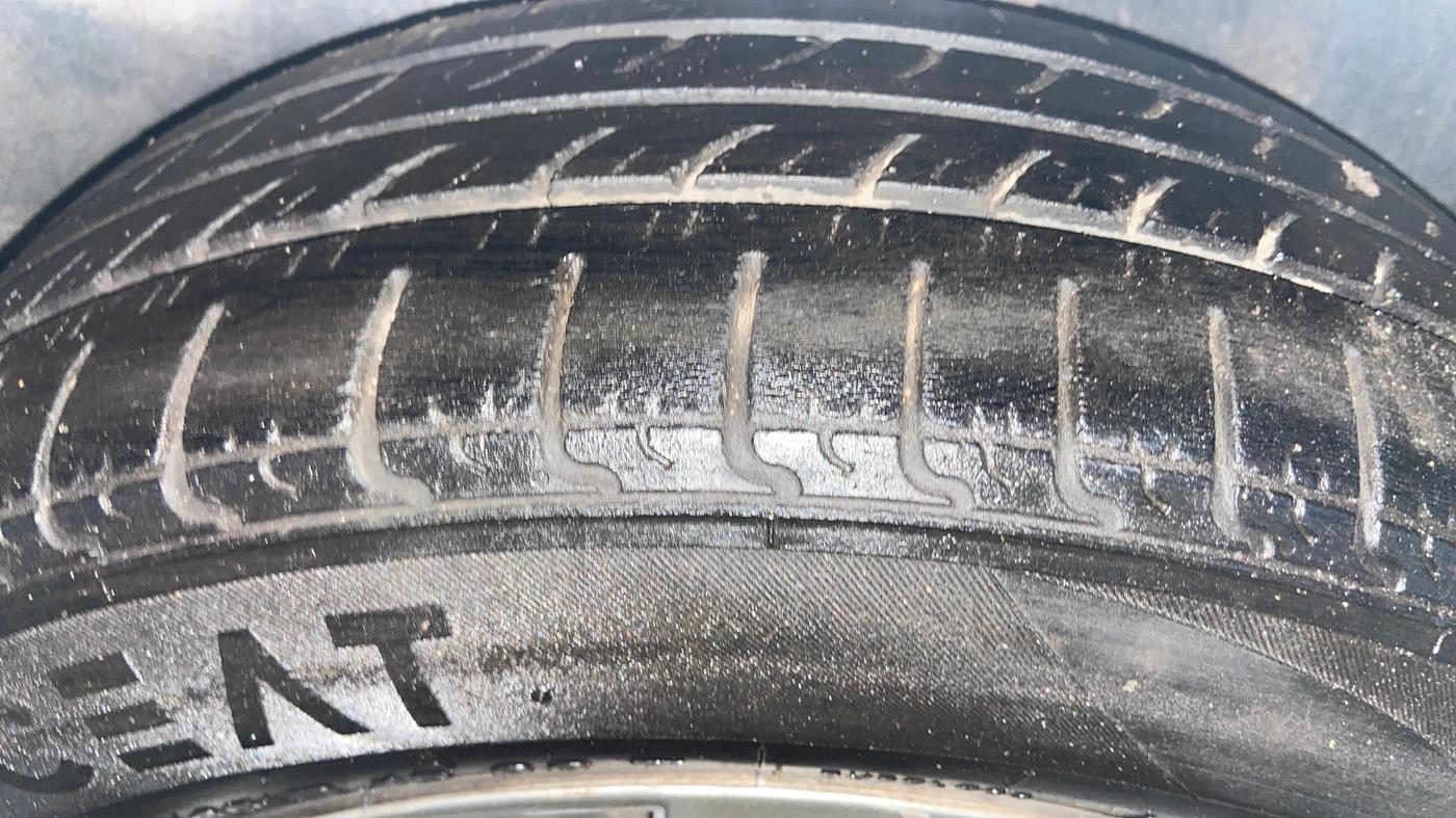 2016 Volkswagen Vento HIGHLINE 1.5 AT, Diesel, Automatic, 1,88,179 km, Left Rear Tyre Tread