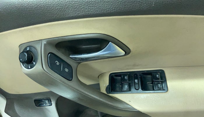 2017 Volkswagen Vento HIGHLINE 1.5 AT, Diesel, Automatic, 1,88,179 km, Driver Side Door Panels Control