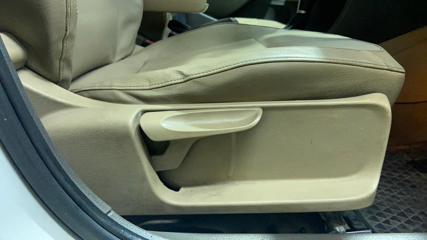 2016 Volkswagen Vento HIGHLINE 1.5 AT, Diesel, Automatic, 1,88,179 km, Driver Side Adjustment Panel