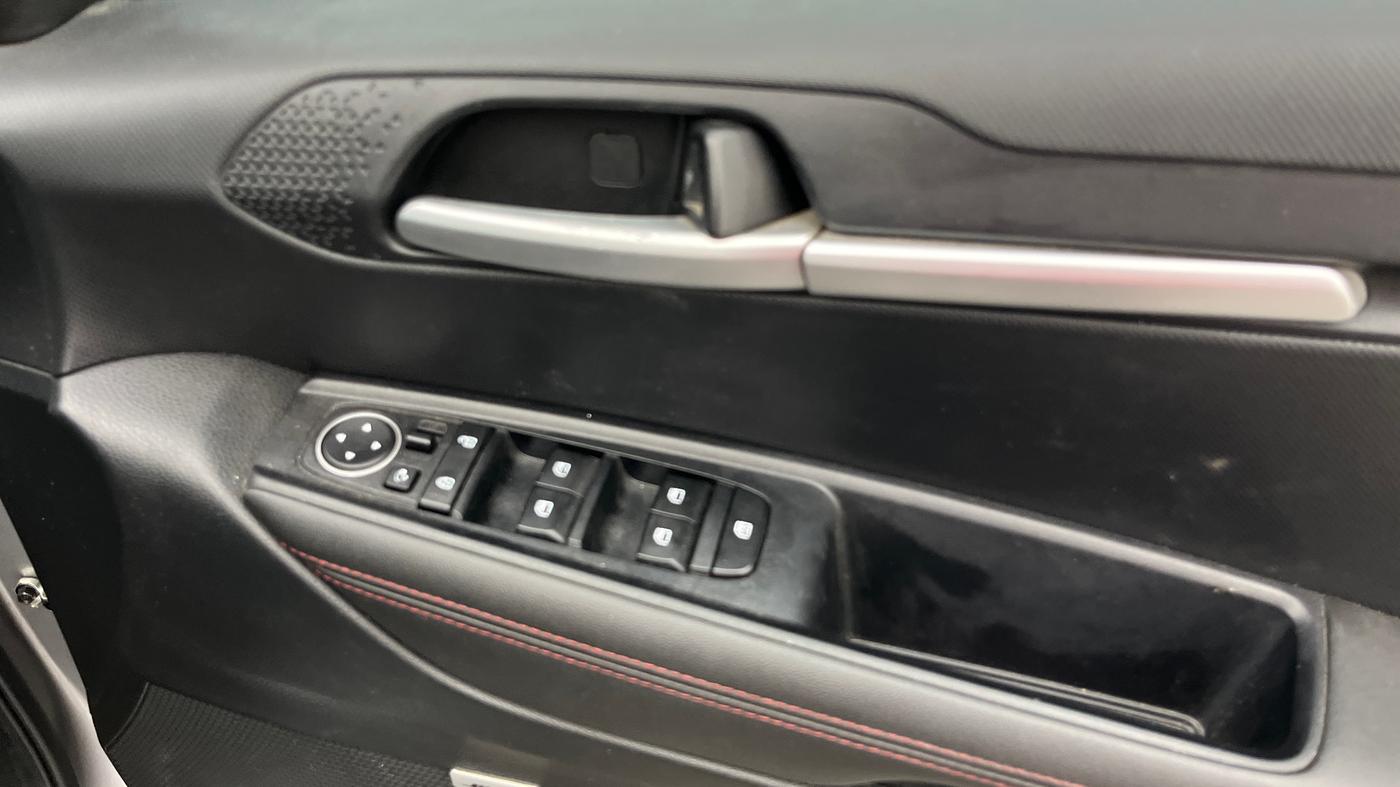 2022 KIA SONET GTX PLUS 1.5, Diesel, Manual, 1,05,885 km, Driver Side Door Panels Control