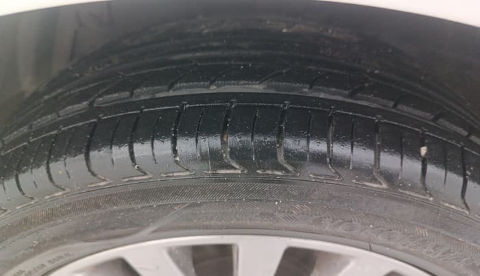 2017 Maruti Ciaz ALPHA  AT 1.4  PETROL, CNG, Automatic, 91,133 km, Left Front Tyre Tread