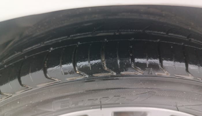 2017 Maruti Ciaz ALPHA  AT 1.4  PETROL, CNG, Automatic, 91,133 km, Right Rear Tyre Tread