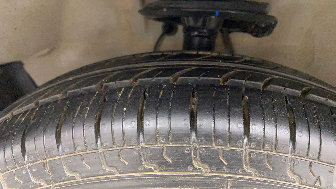 2012 Maruti Ritz VXI, CNG, Manual, 42,582 km, Left Front Tyre Tread