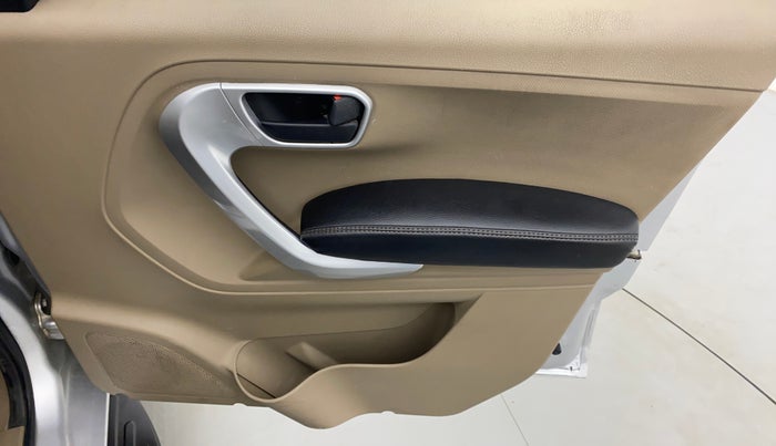 2018 Mahindra TUV300 T8, Diesel, Manual, 95,825 km, Driver Side Door Panels Control