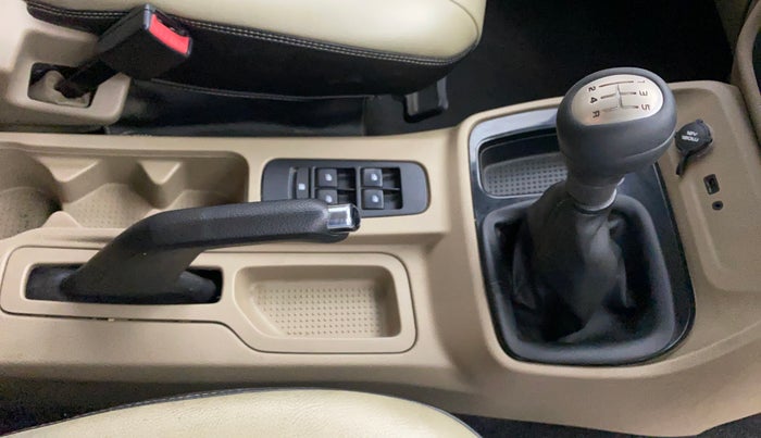 2018 Mahindra TUV300 T8, Diesel, Manual, 95,825 km, Gear Lever