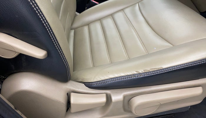 2018 Mahindra TUV300 T8, Diesel, Manual, 95,825 km, Driver Side Adjustment Panel