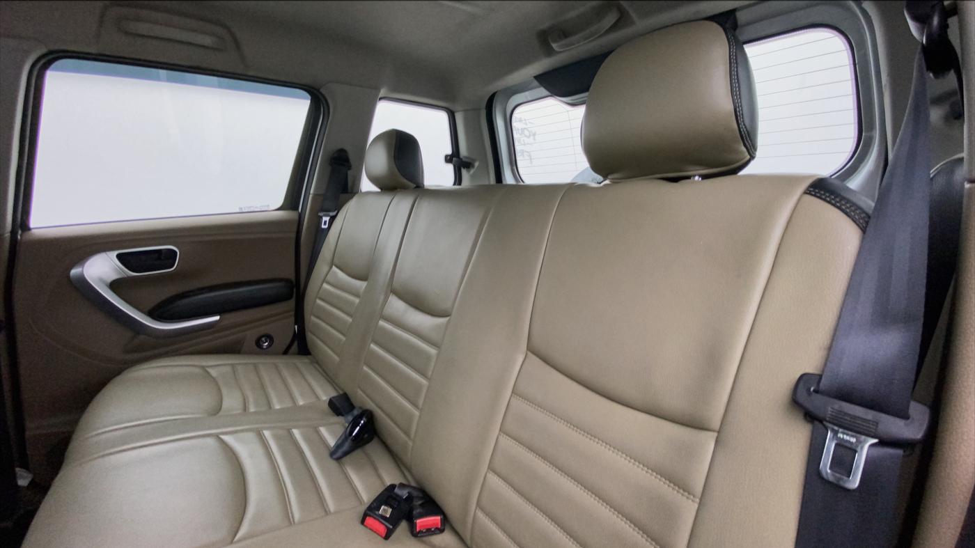 2018 Mahindra TUV300 T8, Diesel, Manual, 95,825 km, Right Side Rear Door Cabin