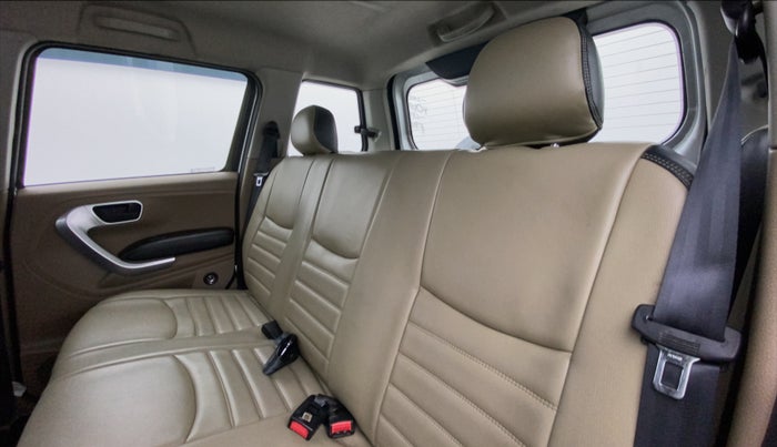 2018 Mahindra TUV300 T8, Diesel, Manual, 95,825 km, Right Side Rear Door Cabin