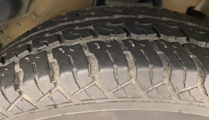 2018 Mahindra TUV300 T8, Diesel, Manual, 95,825 km, Right Front Tyre Tread