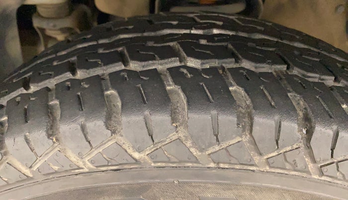 2018 Mahindra TUV300 T8, Diesel, Manual, 95,825 km, Left Front Tyre Tread