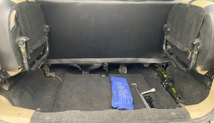 2018 Mahindra TUV300 T8, Diesel, Manual, 95,825 km, Boot Inside