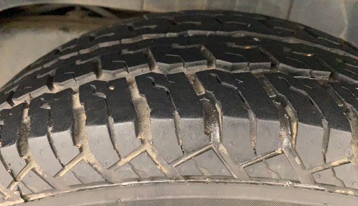 2018 Mahindra TUV300 T8, Diesel, Manual, 95,825 km, Left Rear Tyre Tread