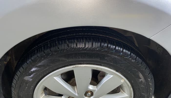2014 Hyundai Xcent SX 1.2, Petrol, Manual, 73,994 km, Right Front Tyre Tread