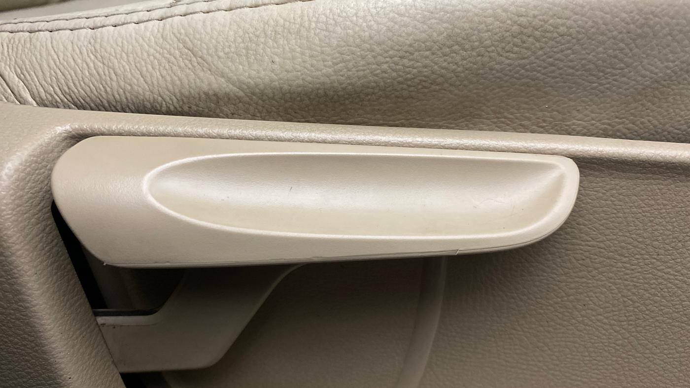 2017 Volkswagen Ameo COMFORTLINE 1.2L, Petrol, Manual, 64,086 km, Driver Side Adjustment Panel