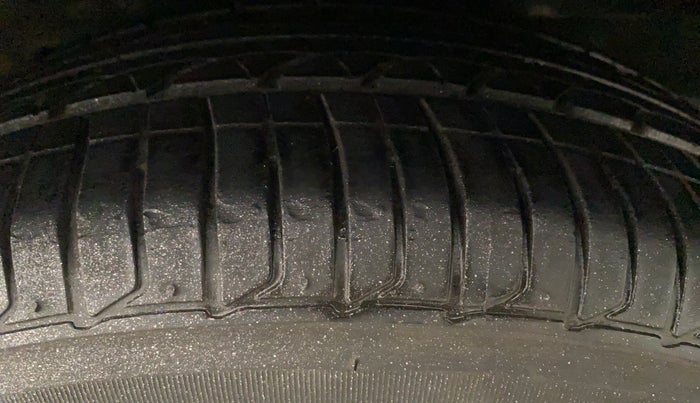 2013 Toyota Corolla Altis GL PETROL, Petrol, Manual, 70,812 km, Left Rear Tyre Tread