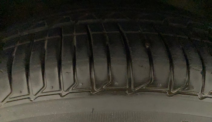 2013 Toyota Corolla Altis GL PETROL, Petrol, Manual, 70,812 km, Right Front Tyre Tread