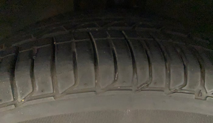 2013 Toyota Corolla Altis GL PETROL, Petrol, Manual, 70,812 km, Left Front Tyre Tread