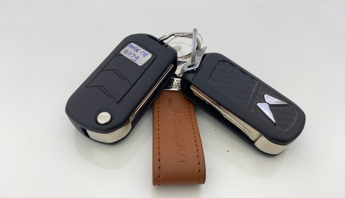2023 Mahindra XUV300 W4 1.2 PETROL, Petrol, Manual, 14,651 km, Key Close Up