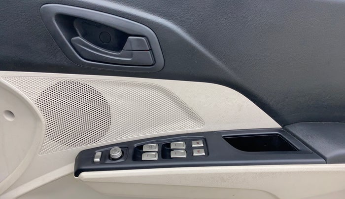 2023 Mahindra XUV300 W4 1.2 PETROL, Petrol, Manual, 14,651 km, Driver Side Door Panels Control