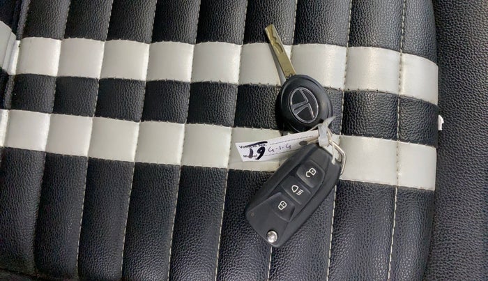 2021 Tata NEXON XM SUNROOF PETROL, Petrol, Manual, 55,017 km, Key Close Up