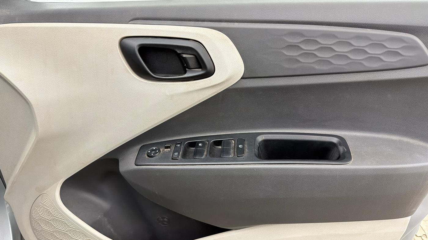 2020 Hyundai AURA S 1.2 CNG, CNG, Manual, 69,240 km, Driver Side Door Panels Control