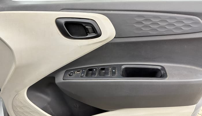 2020 Hyundai AURA S 1.2 CNG, CNG, Manual, 69,240 km, Driver Side Door Panels Control