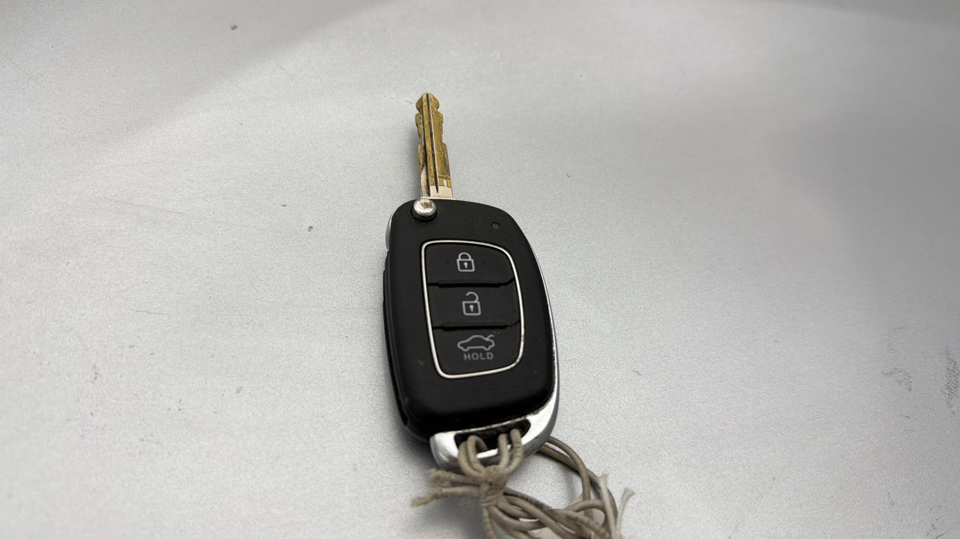 2020 Hyundai AURA S 1.2 CNG, CNG, Manual, 69,240 km, Key Close Up