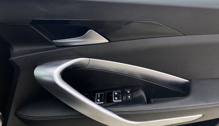 2019 MG HECTOR SHARP 1.5 DCT PETROL, Petrol, Automatic, 1,04,398 km, Driver Side Door Panels Control