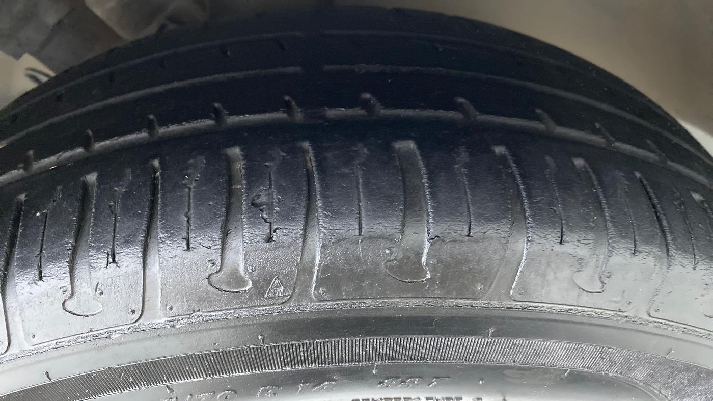 2014 Hyundai Elite i20 MAGNA 1.2, Petrol, Manual, 67,856 km, Right Front Tyre Tread