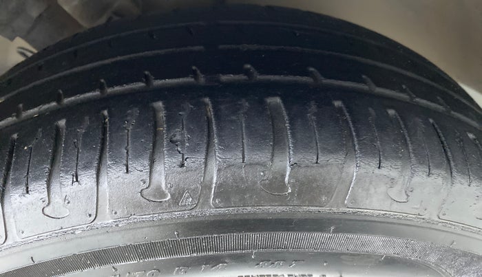 2014 Hyundai Elite i20 MAGNA 1.2, Petrol, Manual, 67,856 km, Right Front Tyre Tread