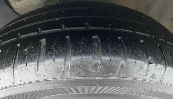 2014 Hyundai Elite i20 MAGNA 1.2, Petrol, Manual, 67,856 km, Left Front Tyre Tread