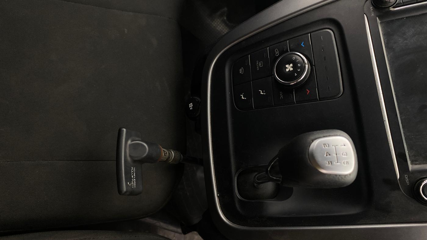2017 Mahindra KUV 100 NXT K8 P 6 STR, Petrol, Manual, 59,281 km, Gear Lever