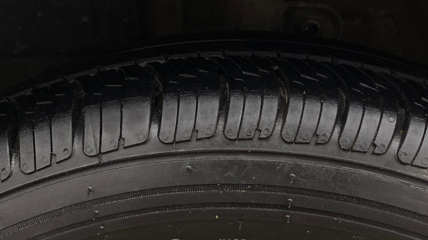 2017 Mahindra KUV 100 NXT K8 P 6 STR, Petrol, Manual, 59,281 km, Left Front Tyre Tread