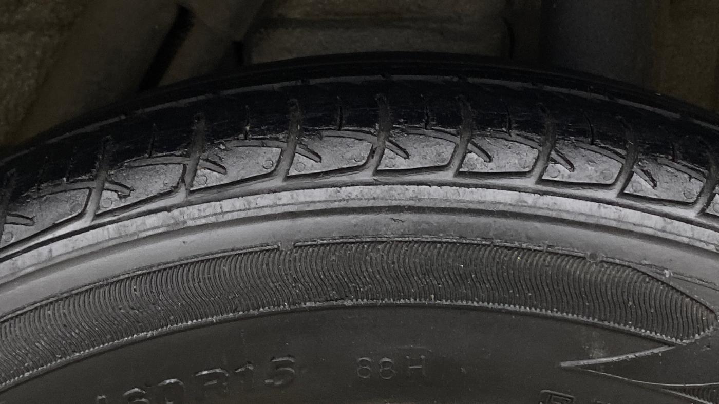 2017 Mahindra KUV 100 NXT K8 P 6 STR, Petrol, Manual, 59,281 km, Left Rear Tyre Tread