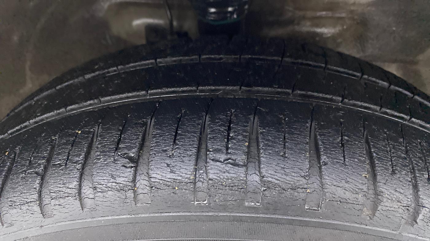 2016 Maruti Wagon R 1.0 VXI AMT, Petrol, Automatic, 62,139 km, Right Front Tyre Tread