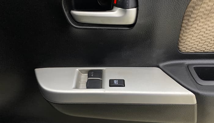 2018 Maruti Wagon R 1.0 LXI CNG, CNG, Manual, 77,632 km, Driver Side Door Panels Control