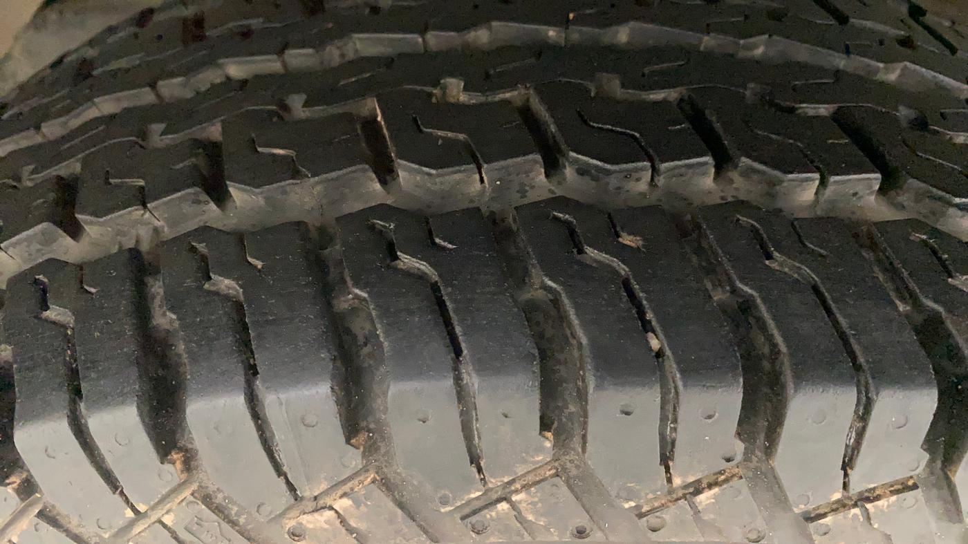 2017 Mahindra TUV300 T8, Diesel, Manual, 66,145 km, Right Rear Tyre Tread