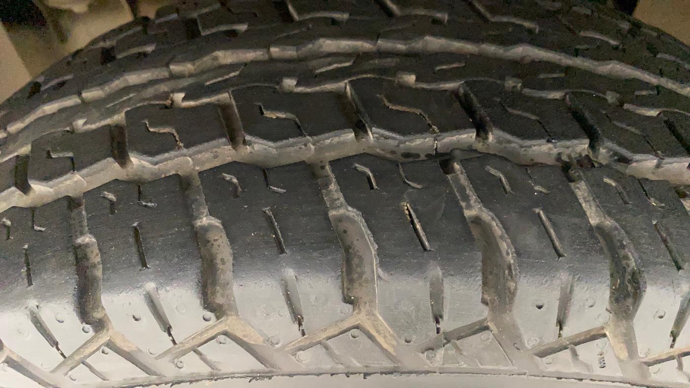 2017 Mahindra TUV300 T8, Diesel, Manual, 66,145 km, Left Front Tyre Tread