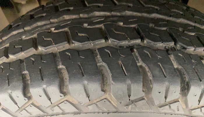 2017 Mahindra TUV300 T8, Diesel, Manual, 66,145 km, Left Front Tyre Tread