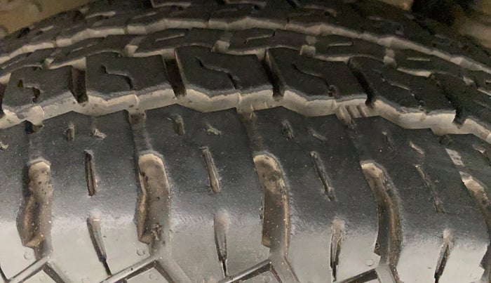 2017 Mahindra TUV300 T8, Diesel, Manual, 66,145 km, Right Front Tyre Tread
