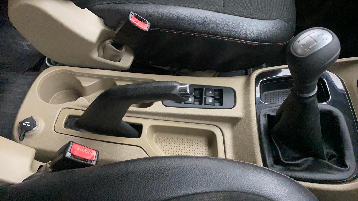 2017 Mahindra TUV300 T8, Diesel, Manual, 66,145 km, Gear Lever