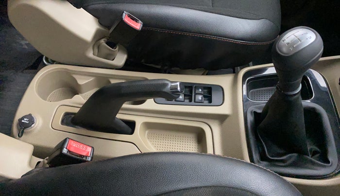 2017 Mahindra TUV300 T8, Diesel, Manual, 66,145 km, Gear Lever