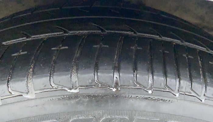 2015 Hyundai Xcent SX AT 1.2 (O), Petrol, Automatic, 52,881 km, Left Front Tyre Tread