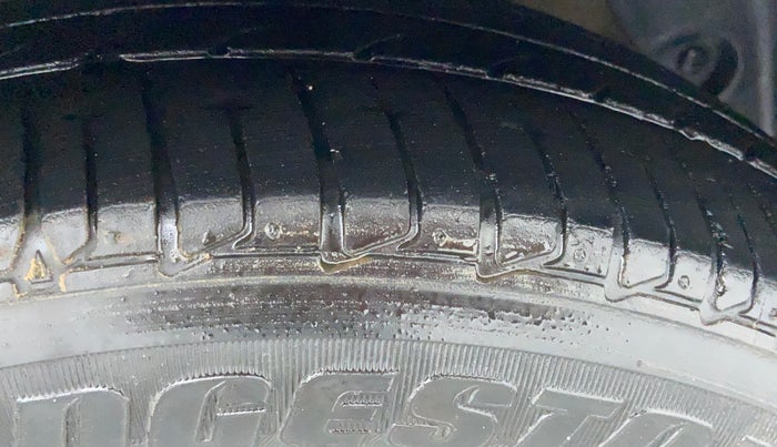 2015 Hyundai Xcent SX AT 1.2 (O), Petrol, Automatic, 52,881 km, Right Front Tyre Tread