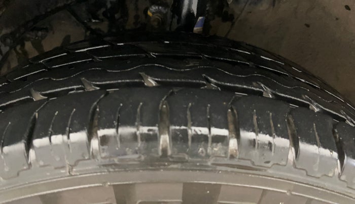 2017 Maruti Baleno DELTA PETROL 1.2, Petrol, Manual, 74,384 km, Left Front Tyre Tread