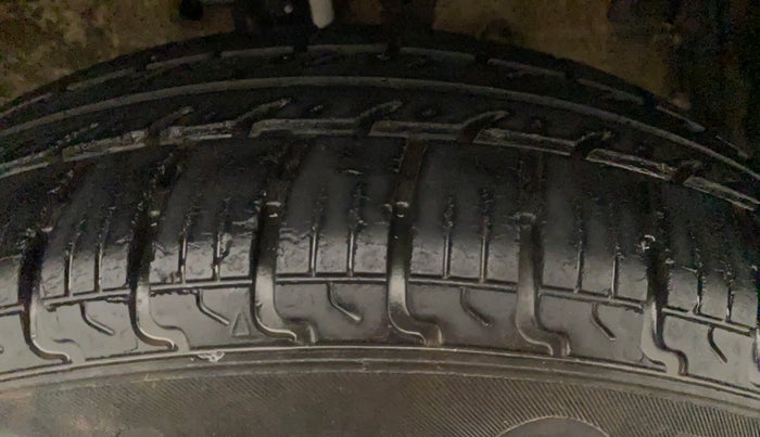 2015 Maruti Swift VXI, Petrol, Manual, 65,318 km, Right Front Tyre Tread