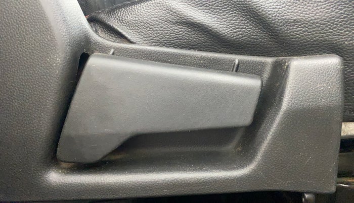 2021 Renault TRIBER RXL MT, Petrol, Manual, 97,073 km, Driver Side Adjustment Panel