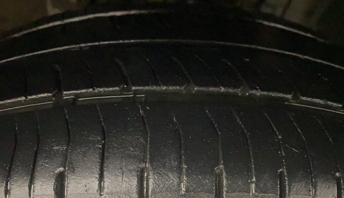 2021 Renault TRIBER RXL MT, Petrol, Manual, 97,073 km, Right Front Tyre Tread